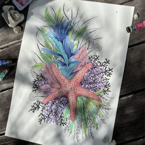 Aquarelle d’étoile de mer des Caraïbes entourée de coraux et algues tropicales.